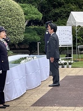 献花を行う武田議長の様子