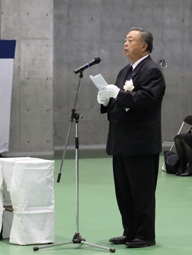 追悼のあいさつを述べる三沢副議長の様子