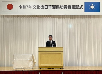 お祝いの言葉を述べる武田議長の様子