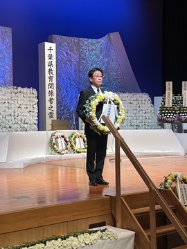 慰霊祭に来賓として出席し献花を行う武田議長の様子