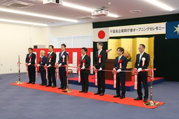 テープカットをする武田議長の様子