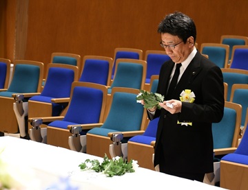 献花を行う武田議長