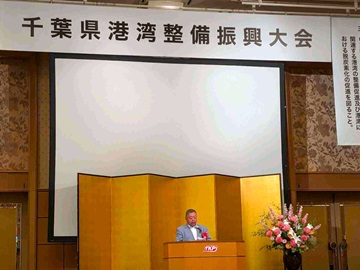 挨拶をする三沢副議長の様子