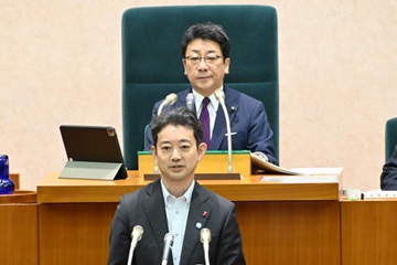 令和8年6月定例県議会開会を宣言する武田議長の様子