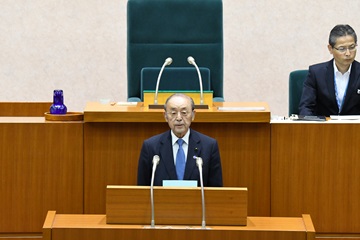 あいさつをする宍倉議長