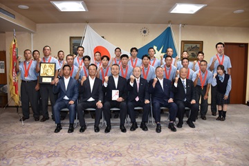 拓殖大学紅陵高等学校のみなさんを激励する宍倉議長と三沢副議長