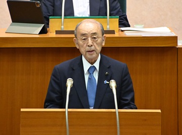 挨拶を述べる宍倉新議長
