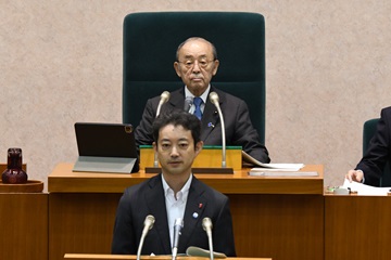 9月定例県議会の宍倉議長の様子