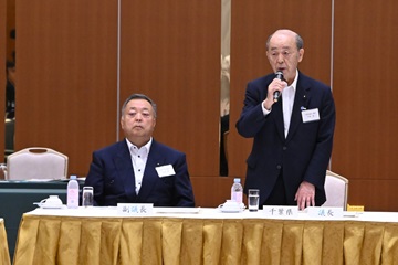 会議に出席する宍倉議長と三沢副議長