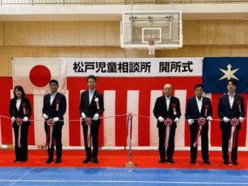 テープカットに参加する宍倉議長