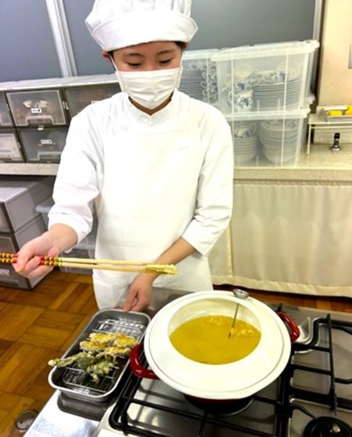 調理実習で調理をしている様子