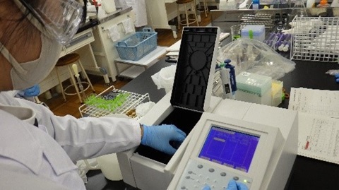 分析機器で成分分析をしている様子