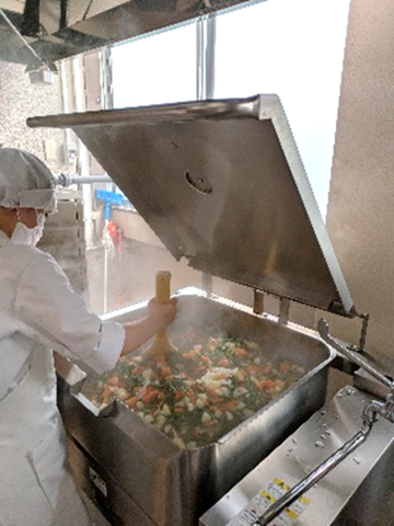 大量調理の様子