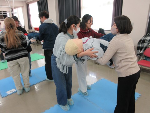 演習の様子（3人で搬送）の画像