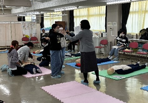 外国語による応急処置体験講習の様子１