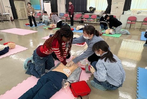 外国語による応急処置体験講習の様子４