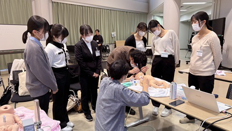 病院見学バスツアーで千葉大学医学部附属病院を見学した様子（新生児蘇生）