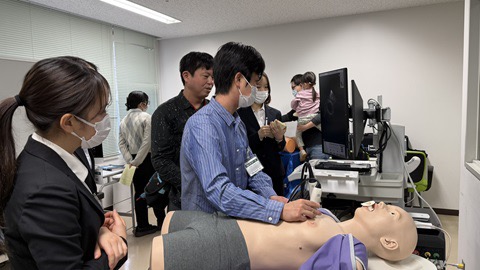 病院見学バスツアーで千葉大学医学部附属病院を見学した様子（心エコー）