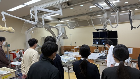 病院見学バスツアーで千葉県循環器病センターを見学した様子（カテーテル室１）
