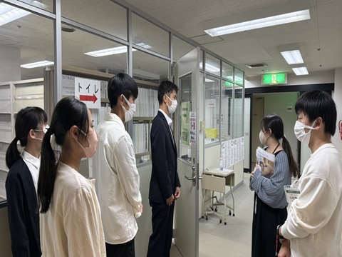 病院見学バスツアーで亀田総合病院を見学した様子（医局図書室）
