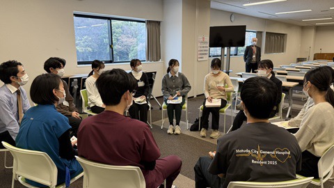 病院見学バスツアーで松戸市立総合医療センターを見学した様子（座談会２）