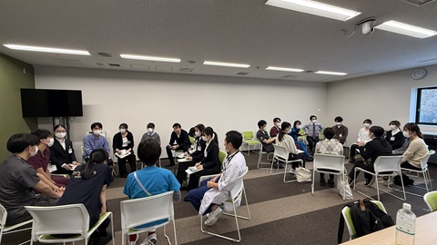 病院見学バスツアーで松戸市立総合医療センターを見学した様子（座談会１）