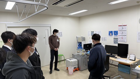 病院見学バスツアーで塩田記念病院を見学した様子（診察室）