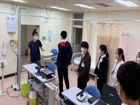 病院見学バスツアーで南房総市立富山国保病院を見学した様子（診察室）