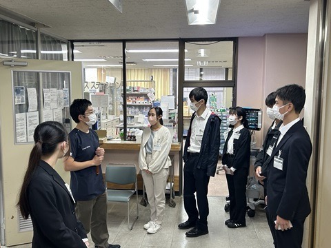 病院見学バスツアーで南房総市立富山国保病院を見学した様子（ナースステーション前）
