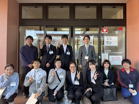 山武市国保さんぶの森診療所の見学（正面玄関前で集合写真）
