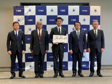 目録贈呈の際の寄付者と知事の集合写真