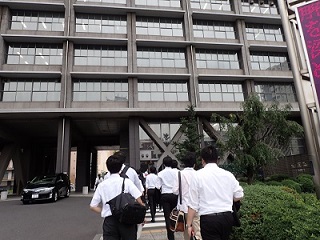 写真：セミナー会場から県庁へ移動する参加者