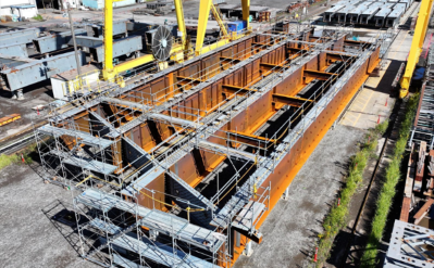 橋梁架設に向け、桁仮組を行う様子