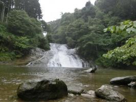 滝見苑の前を流れる栗又の滝