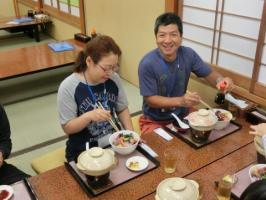 伊八めしを食べる参加者
