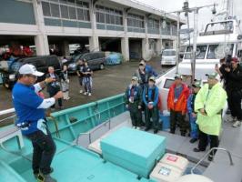 参加者に釣り方を指南するグローブライドの田渕さん