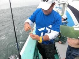釣り開始時に指南する田渕さん