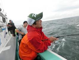 大物と格闘する参加者