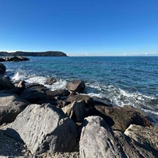 岩場と海の写真