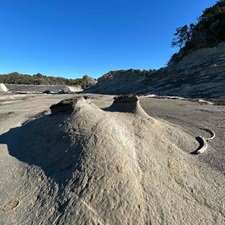 島に突き出た石の写真