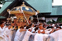 やわたの祭りで神輿を担いでいる写真