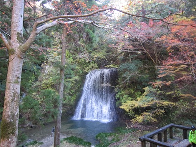 四方木不動滝と紅葉の写真