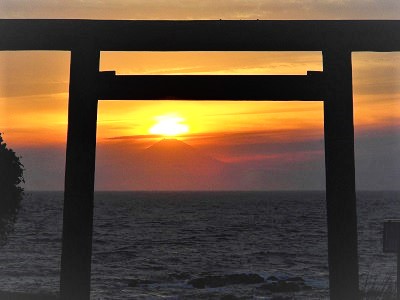 洲崎神社の鳥居から見える夕日と富士山の写真