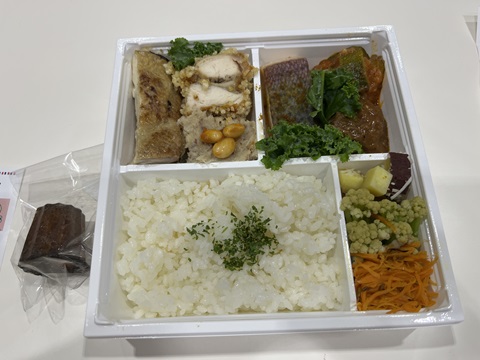 昼食のお弁当の画像