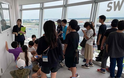 ランプセントラルタワーでスタッフの説明を受ける子供たちの画像