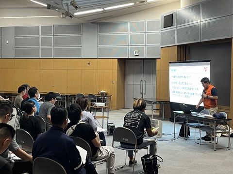 アイスブレイクの講習を受けている様子