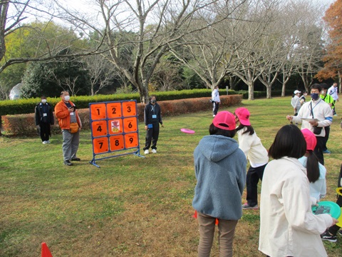 ストラックアウトに挑戦している様子