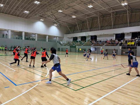 ドッジボール競技中の児童