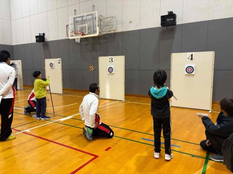 スポーツ吹矢競技中の児童