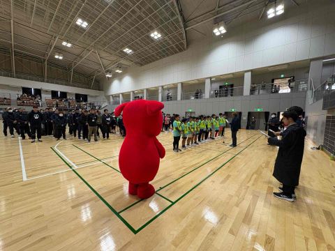 閉会式で表彰をする様子